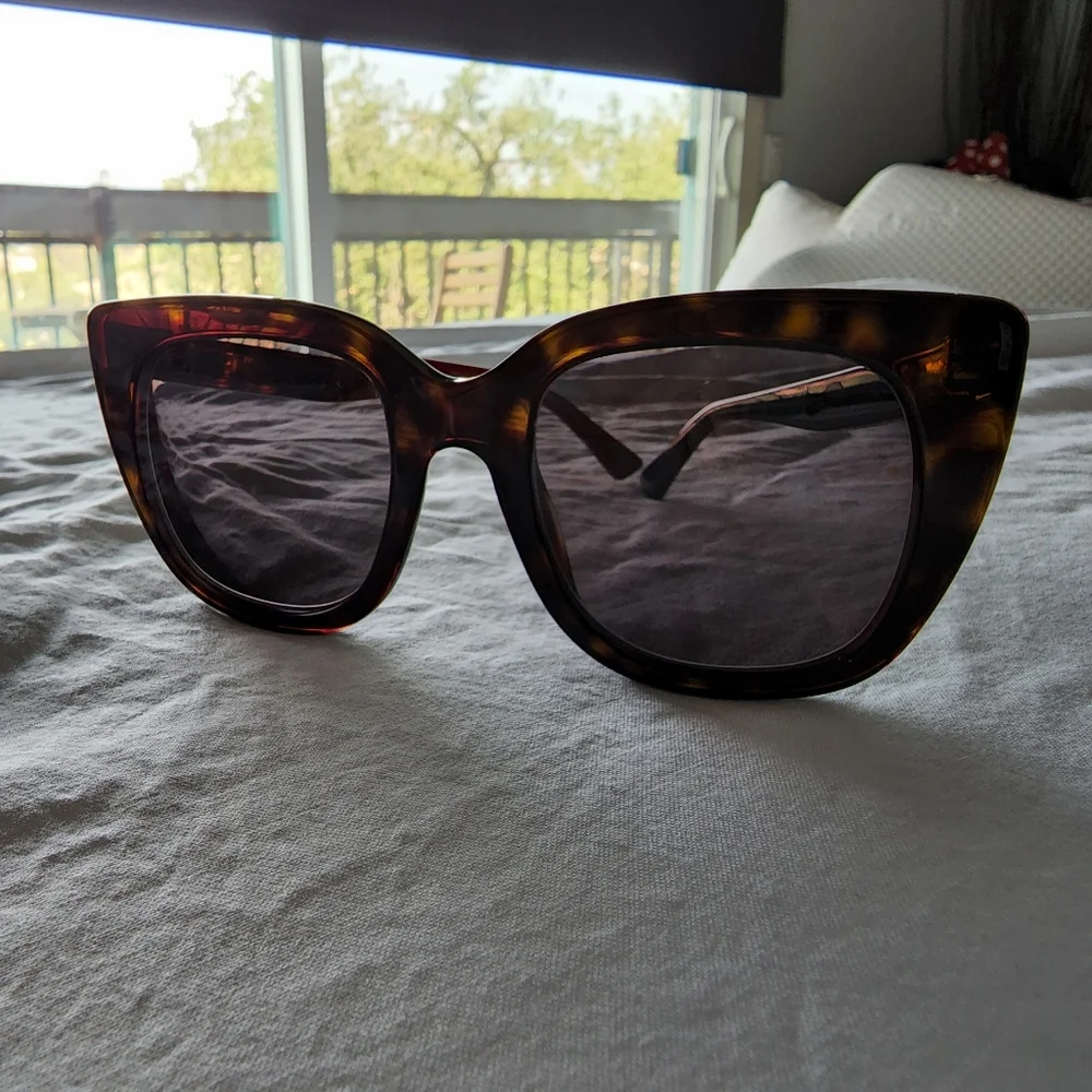 GUCCI Sunglasses Cat Eye gg0164s w/ case - Picture 3 of 7